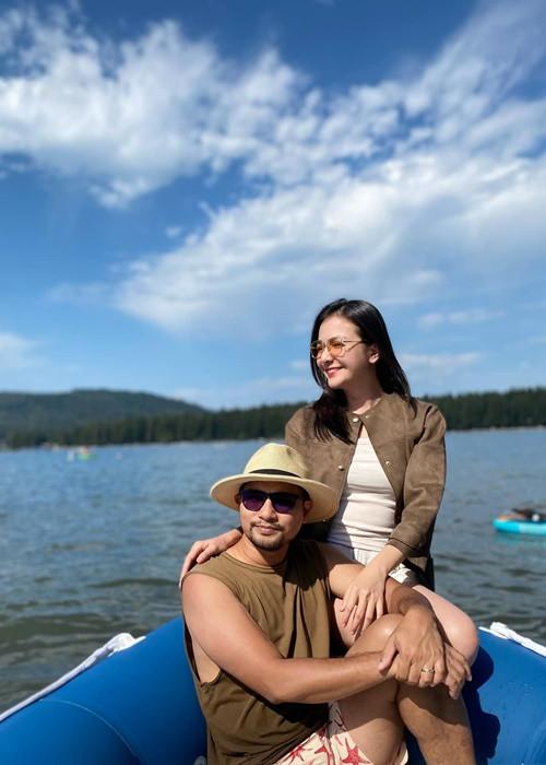 Cuộc sống của vợ chồng Ái Châu ở xứ người đã ổn định, đầy bình yên.