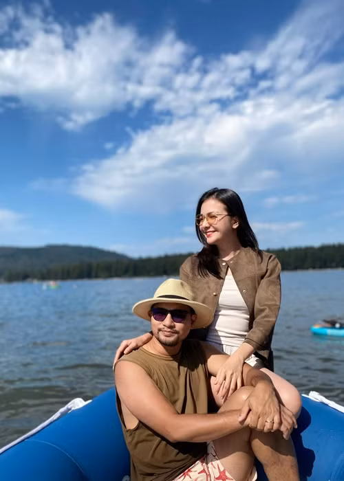 Cuộc sống của vợ chồng Ái Châu ở xứ người đã ổn định, đầy bình yên.