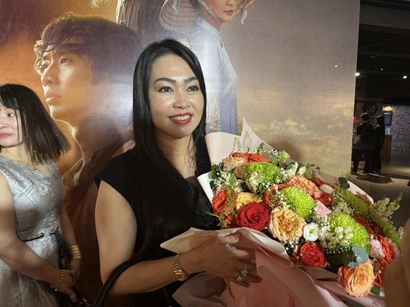 “Út Trong” của Đất phương Nam chia sẻ về các con: “Con gái lớn tôi đang học bên Mỹ, cậu con trai giữa đang là phi công, con gái út 9 tuổi”. Nữ diễn viên vẫn đi lại giữa Việt Nam và Mỹ. “Nếu như có điều kiện, tôi sẽ quay lại nghề, vì con lớn rồi, không còn vướng bận gì nữa. Còn công việc hiện tại của tôi chỉ là những việc không tên”, Thúy Loan nói thêm. Ảnh: Báo Phụ Nữ TP HCM.