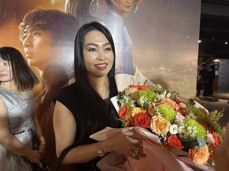 “Út Trong” của Đất phương Nam chia sẻ về các con: “Con gái lớn tôi đang học bên Mỹ, cậu con trai giữa đang là phi công, con gái út 9 tuổi”. Nữ diễn viên vẫn đi lại giữa Việt Nam và Mỹ. “Nếu như có điều kiện, tôi sẽ quay lại nghề, vì con lớn rồi, không còn vướng bận gì nữa. Còn công việc hiện tại của tôi chỉ là những việc không tên”, Thúy Loan nói thêm. Ảnh: Báo Phụ Nữ TP HCM.