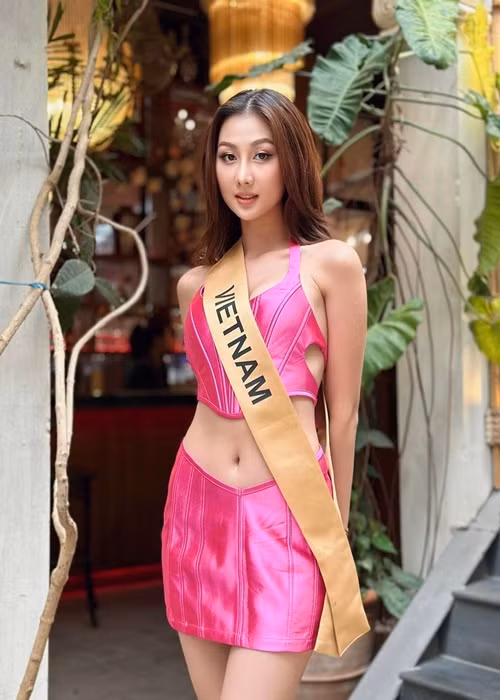 Dù lịch trình dày đặc, đại diện Việt Nam vẫn duy trì tinh thần, năng lượng tích cực và tươi tắn. Ảnh: Sen Vàng.