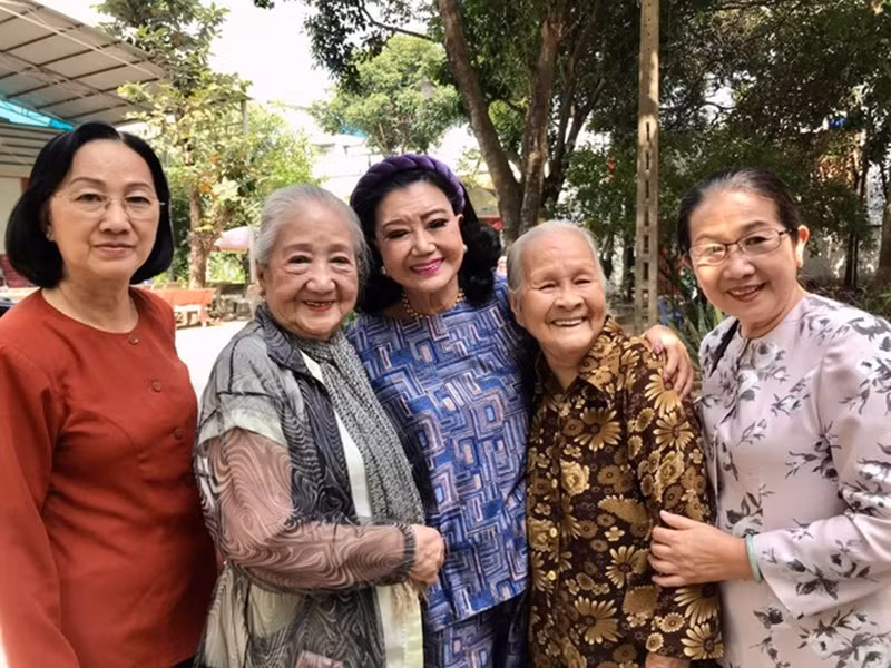 Theo Tiền Phong, NSND Kim Cương dự định kết hợp Hội Nghệ sĩ Sân khấu Việt Nam thực hiện vở diễn Lá sầu riêng tại Hà Nội, mục đích gây quỹ giúp nghệ sĩ gặp khó khăn khu vực miền Bắc. Tuy nhiên, sau khi gặp vấn đề sức khỏe, bà không thể tham gia chương trình. Ảnh: Tiền Phong.