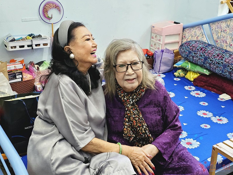 Nhiều năm qua, nghệ sĩ Kim Cương chăm đi quyên góp, xin tài trợ để làm thiện nguyện. Ảnh: Vietnamnet.