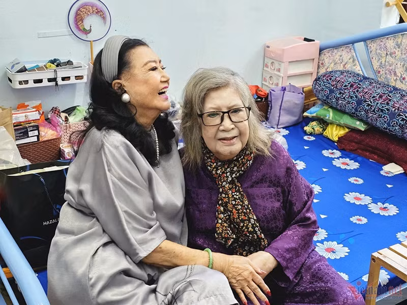 Nhiều năm qua, nghệ sĩ Kim Cương chăm đi quyên góp, xin tài trợ để làm thiện nguyện. Ảnh: Vietnamnet.