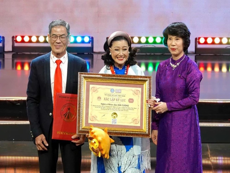 NSND Kim Cương thường xuyên tổ chức chương trình Nghệ sĩ tri âm, duy trì quỹ học bổng Bảy Nam hỗ trợ các con em nghệ sĩ gặp khó khăn. Ảnh: Vietnamnet.