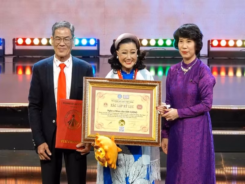 NSND Kim Cương thường xuyên tổ chức chương trình Nghệ sĩ tri âm, duy trì quỹ học bổng Bảy Nam hỗ trợ các con em nghệ sĩ gặp khó khăn. Ảnh: Vietnamnet.