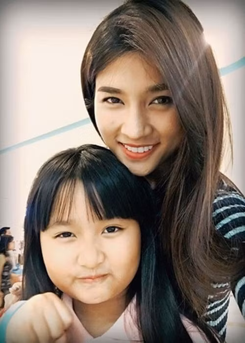 Đến nay, đã 16 năm, Kim Tuyến một mình nuôi con gái. Ảnh: FB Kim Tuyến.