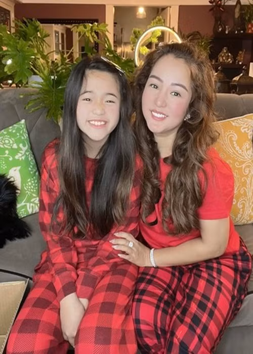 “Sáng đưa con đi học xong mới tranh thủ làm được một số việc, phải lo cho con ăn uống buổi trưa, chiều đón về rồi đưa con đi học môn này môn kia. Cả ngày gần như không có thời gian riêng gì cho bản thân”, Thúy Nga tâm sự. Ảnh: FB Thúy Nga.