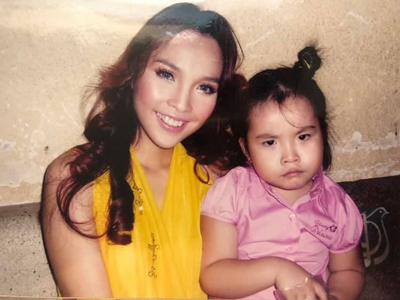 Sau khi sinh con, Hiền Thục bắt đầu lại từ con số 0. 2 năm đầu làm mẹ đơn thân chính là quãng thời gian đầy nước mắt của nữ ca sĩ. Nỗ lực đi hát, chăm sóc con, Hiền Thục được bù đắp khi lấy lại được vị trí trong làng nhạc, con gái ngày càng ngoan ngoãn. Ảnh: FB Hiền Thục.