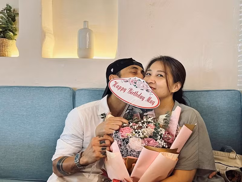 Phạm Anh Khoa hôn má Thùy Trang dịp sinh nhật. Ảnh: FB Thuỳ Trang.