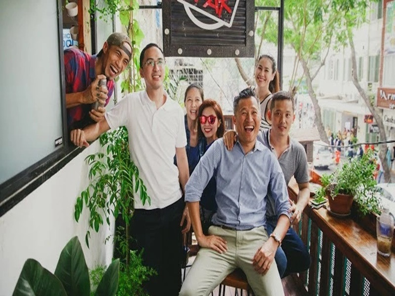 Được Hà Tăng mai mối, Phạm Anh Khoa và Thùy Trang (thứ ba bên trái) nên duyên vợ chồng. Ảnh: Znews.