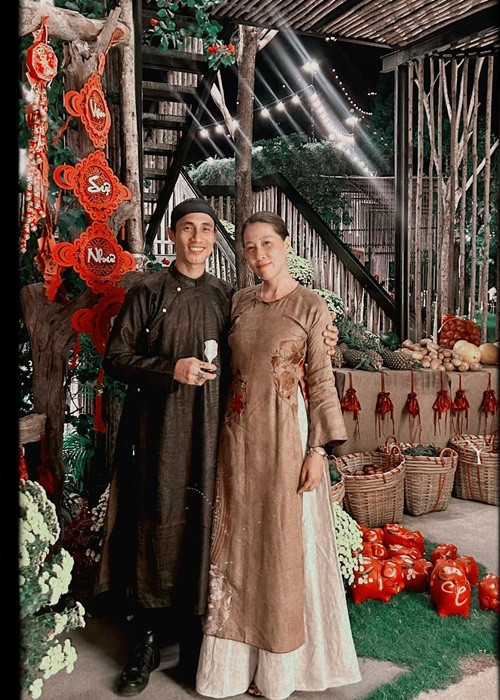 Hai vợ chồng nam ca sĩ diện áo dài, tình tứ bên nhau dịp Tết Nguyên đán. Ảnh: FB Thuỳ Trang.