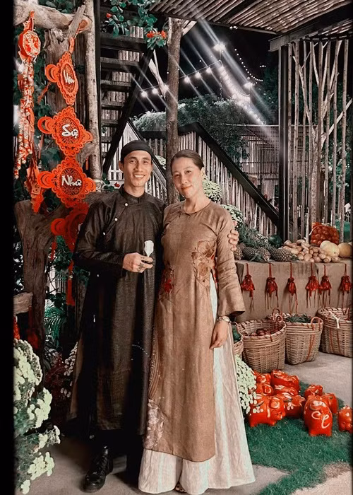 Hai vợ chồng nam ca sĩ diện áo dài, tình tứ bên nhau dịp Tết Nguyên đán. Ảnh: FB Thuỳ Trang.