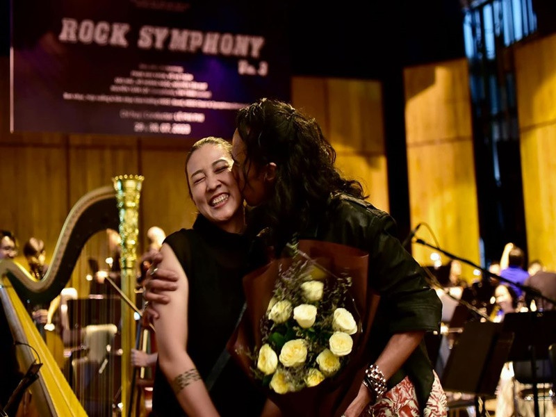 Vợ chồng nam ca sĩ tình tứ trong một đêm nhạc. Ảnh: FB Thuỳ Trang.