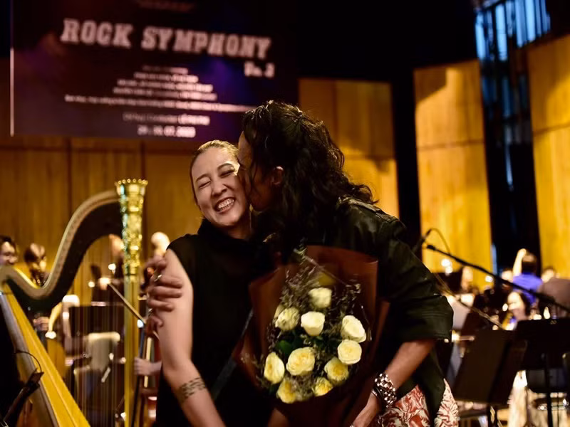 Vợ chồng nam ca sĩ tình tứ trong một đêm nhạc. Ảnh: FB Thuỳ Trang.