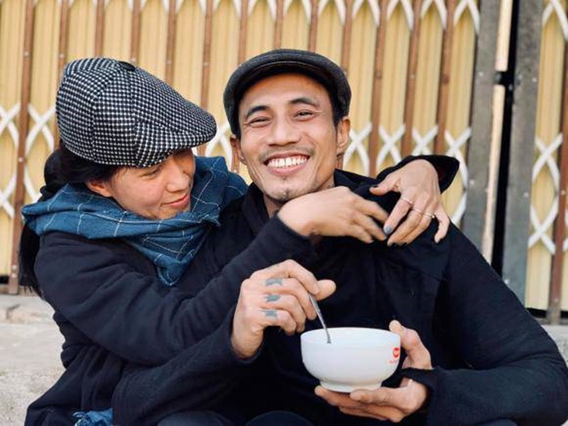 Sau nhiều năm kết hôn, nam rocker và vợ hơn tuổi vẫn mặn nồng như ngày mới yêu. Ảnh: Sức Khoẻ Đời Sống.