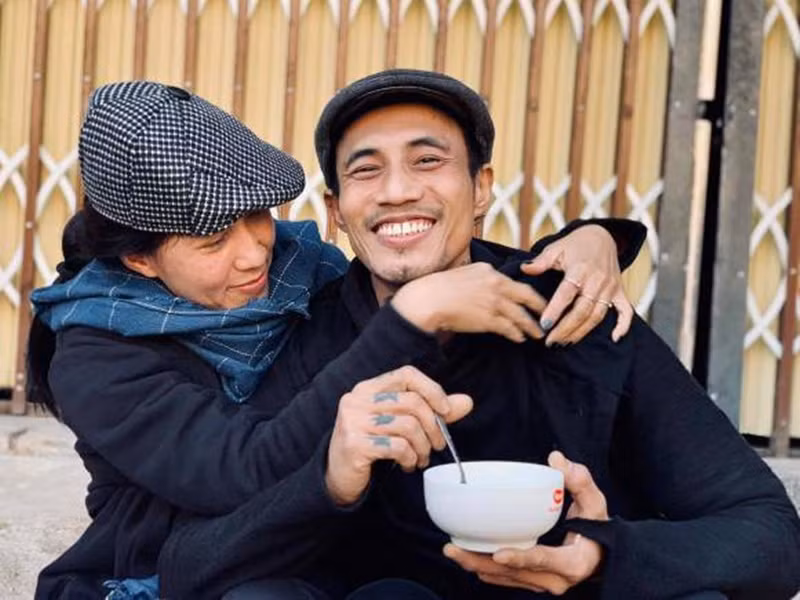 Sau nhiều năm kết hôn, nam rocker và vợ hơn tuổi vẫn mặn nồng như ngày mới yêu. Ảnh: Sức Khoẻ Đời Sống.