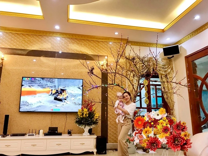 Nữ ca sĩ trang hoàng nhà cửa lộng lẫy mỗi dịp lễ.