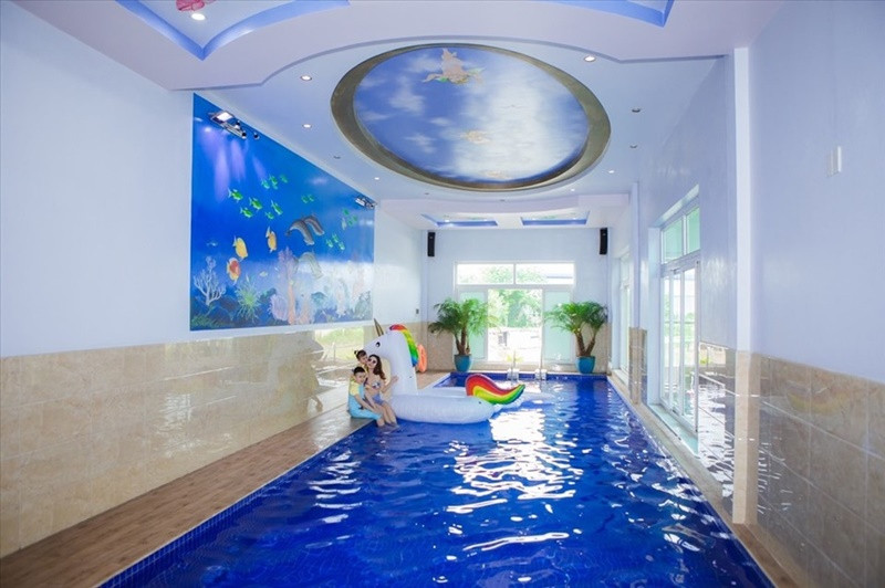 Nữ ca sĩ cùng các con thoải mái bơi trong biệt thự.