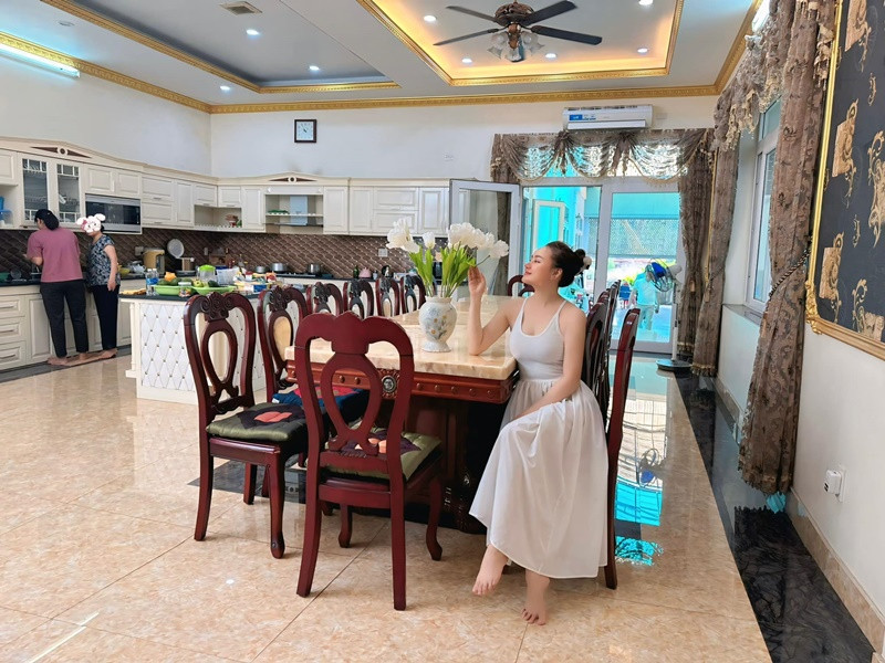 Vợ chồng Vy Oanh thuê người dọn dẹp, giữ nhà khi vắng mặt.