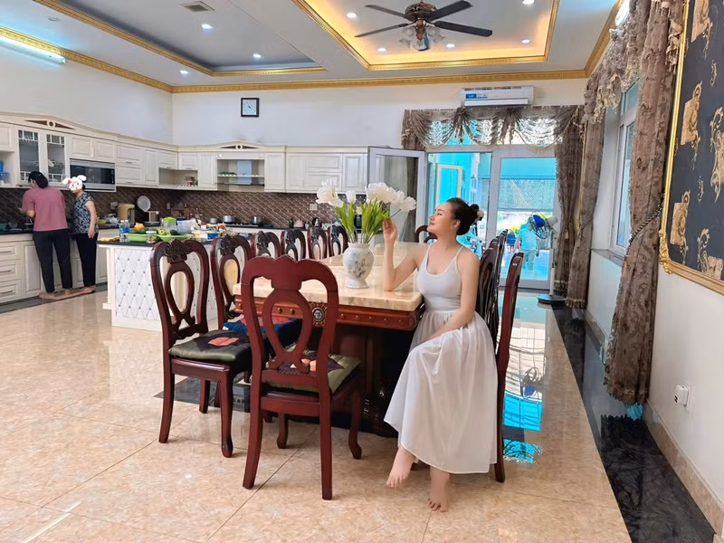 Vợ chồng Vy Oanh thuê người dọn dẹp, giữ nhà khi vắng mặt.