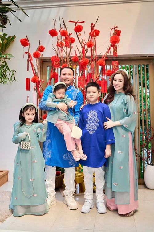 Nữ ca sĩ khoe nhiều hình ảnh trong biệt thự xa hoa.