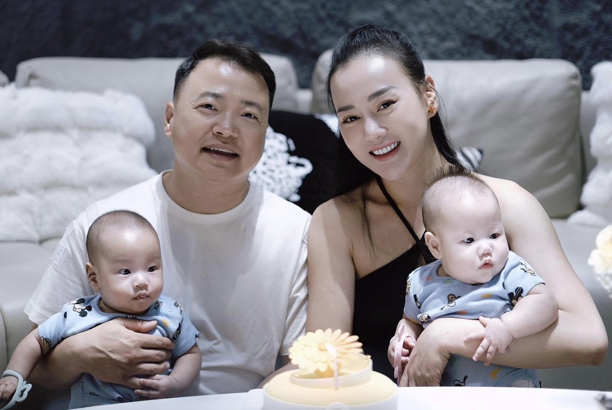 Cặp song sinh nhà Phương Oanh - Shark Bình vừa tròn 5 tháng tuổi và luôn thu hút sự chú ý của cộng đồng mạng bởi biểu cảm đáng yêu mỗi khi xuất hiện cùng bố mẹ.