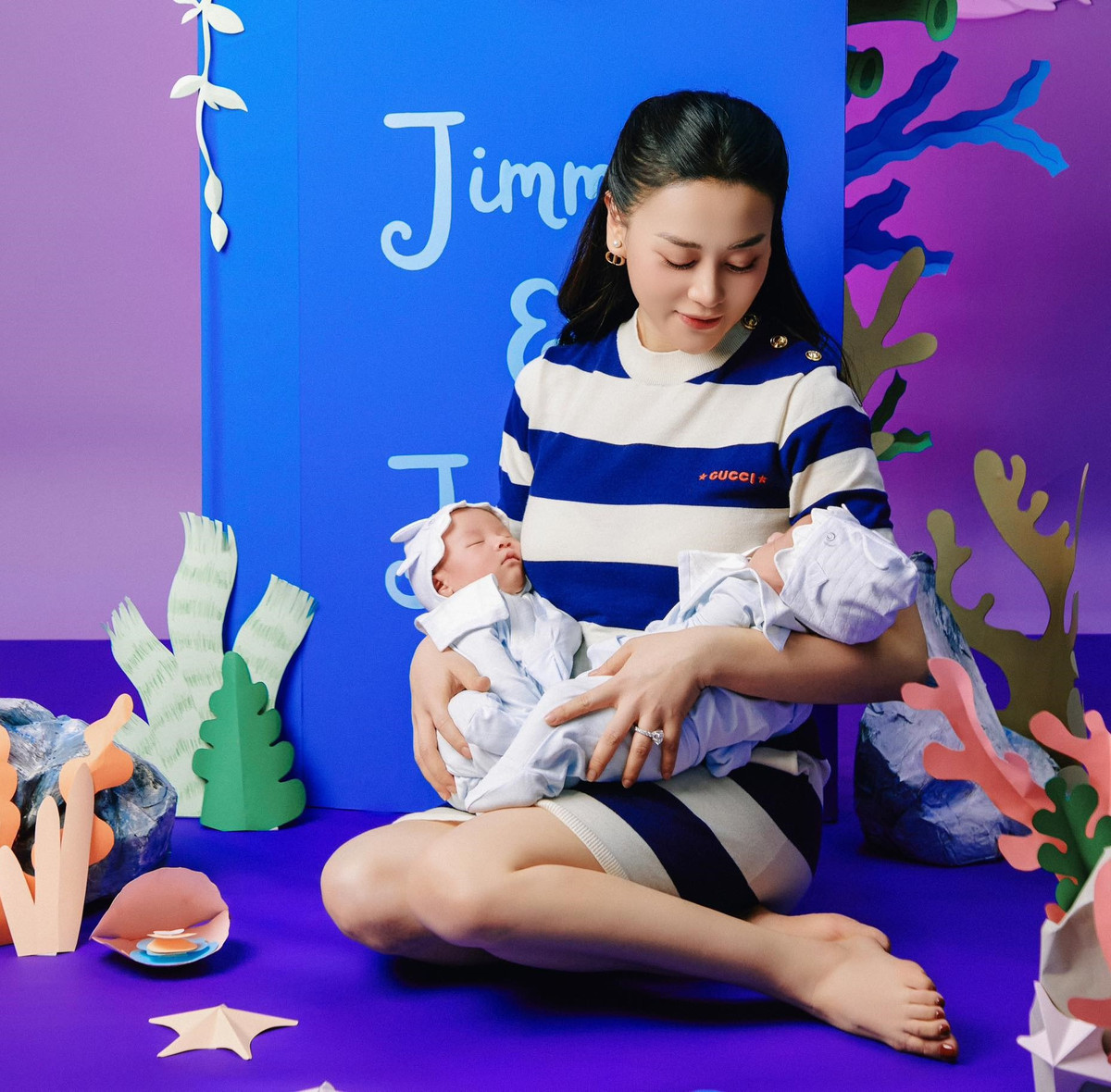 Ngày tròn 35 tuổi, Phương Oanh viết: "Sinh nhật năm ngoái là ngày mẹ nhận được xét nghiệm thông báo thành công đậu song thai. Sinh nhật năm nay đã được ôm hai cục yêu trong lòng. Và cũng từ đây mẹ không còn thích quà sinh nhật nữa vì các con chính là món quà tuyệt vời nhất đời của mẹ".