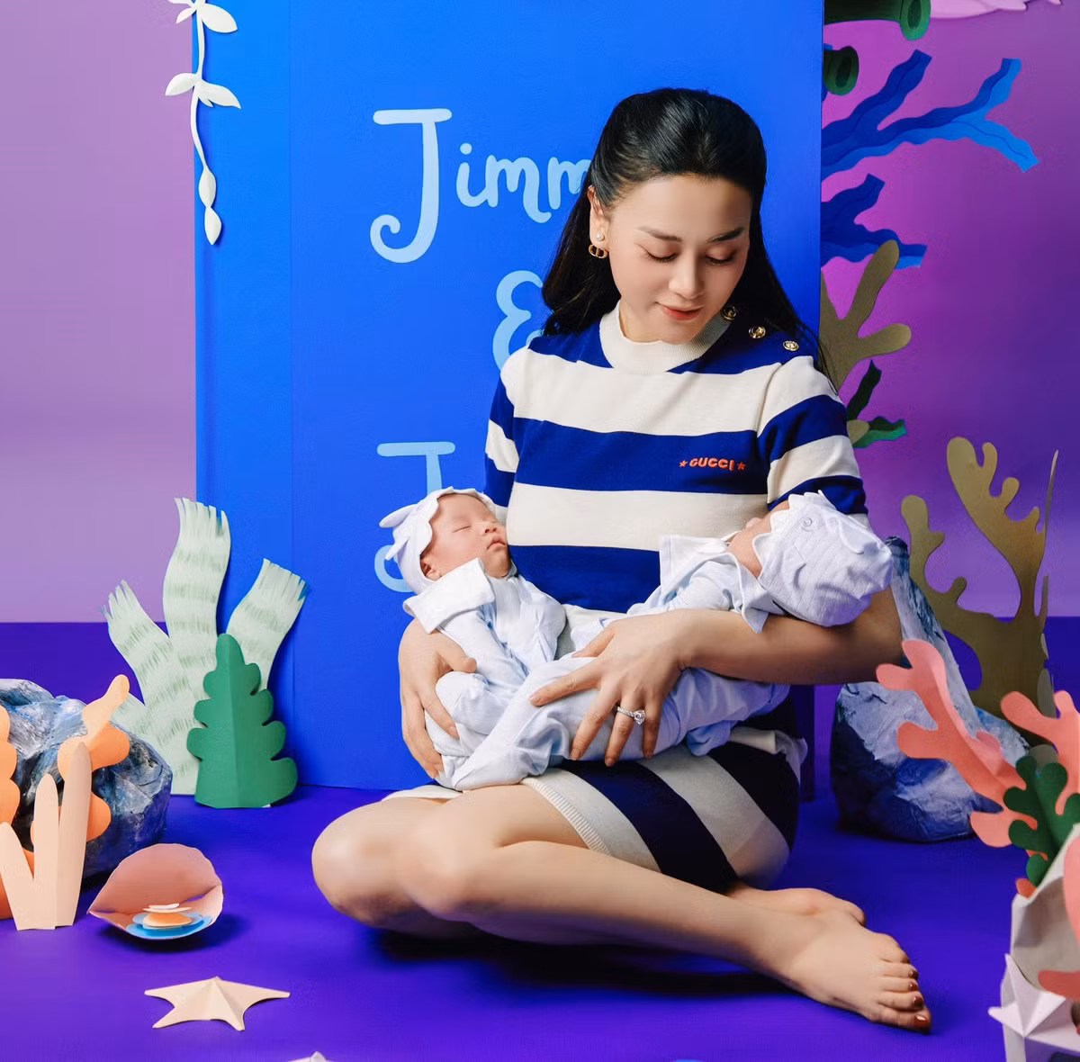 Ngày tròn 35 tuổi, Phương Oanh viết: "Sinh nhật năm ngoái là ngày mẹ nhận được xét nghiệm thông báo thành công đậu song thai. Sinh nhật năm nay đã được ôm hai cục yêu trong lòng. Và cũng từ đây mẹ không còn thích quà sinh nhật nữa vì các con chính là món quà tuyệt vời nhất đời của mẹ".