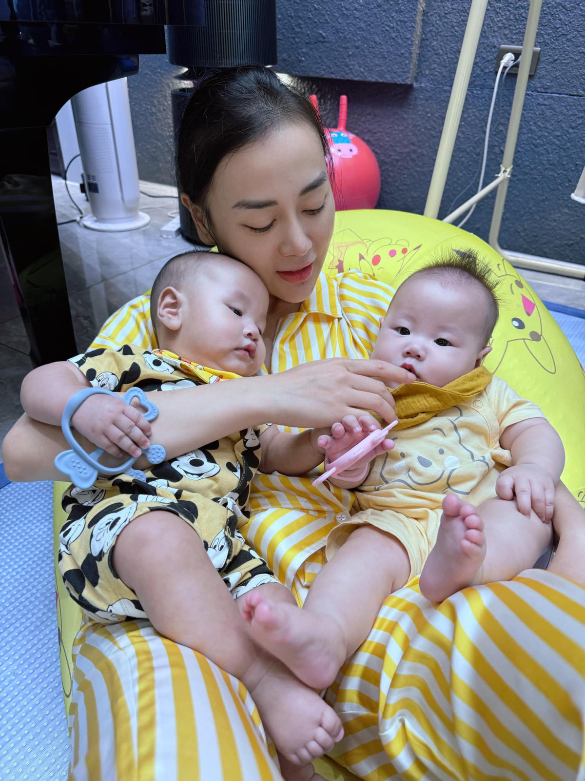 Diễn viên Phương Oanh thường xuyên chia sẻ hình ảnh bên các con, đôi khi là khoảnh khắc mặc đồ ở nhà ôm hai bé. Jimmy và Jenny đặc biệt thích màu vàng và xanh nên Phương Oanh cũng chọn luôn quần áo màu vàng để chiều con.