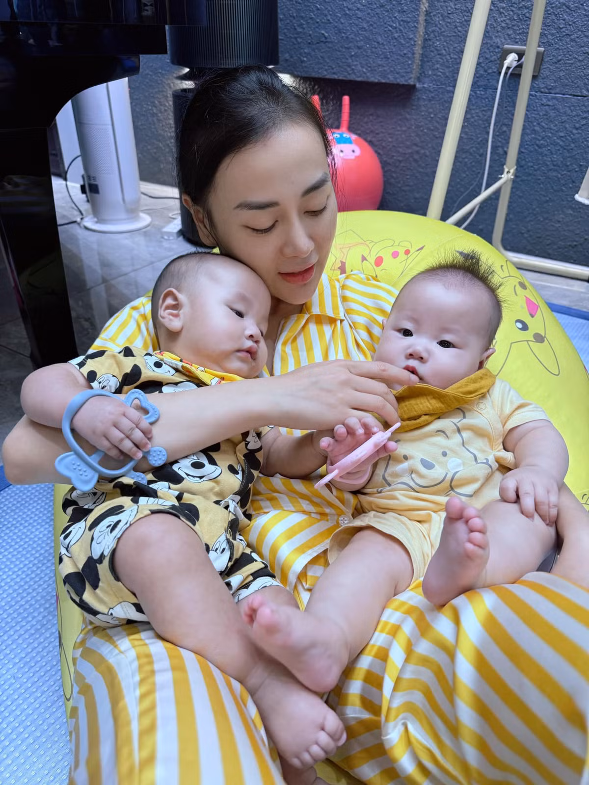 Diễn viên Phương Oanh thường xuyên chia sẻ hình ảnh bên các con, đôi khi là khoảnh khắc mặc đồ ở nhà ôm hai bé. Jimmy và Jenny đặc biệt thích màu vàng và xanh nên Phương Oanh cũng chọn luôn quần áo màu vàng để chiều con.