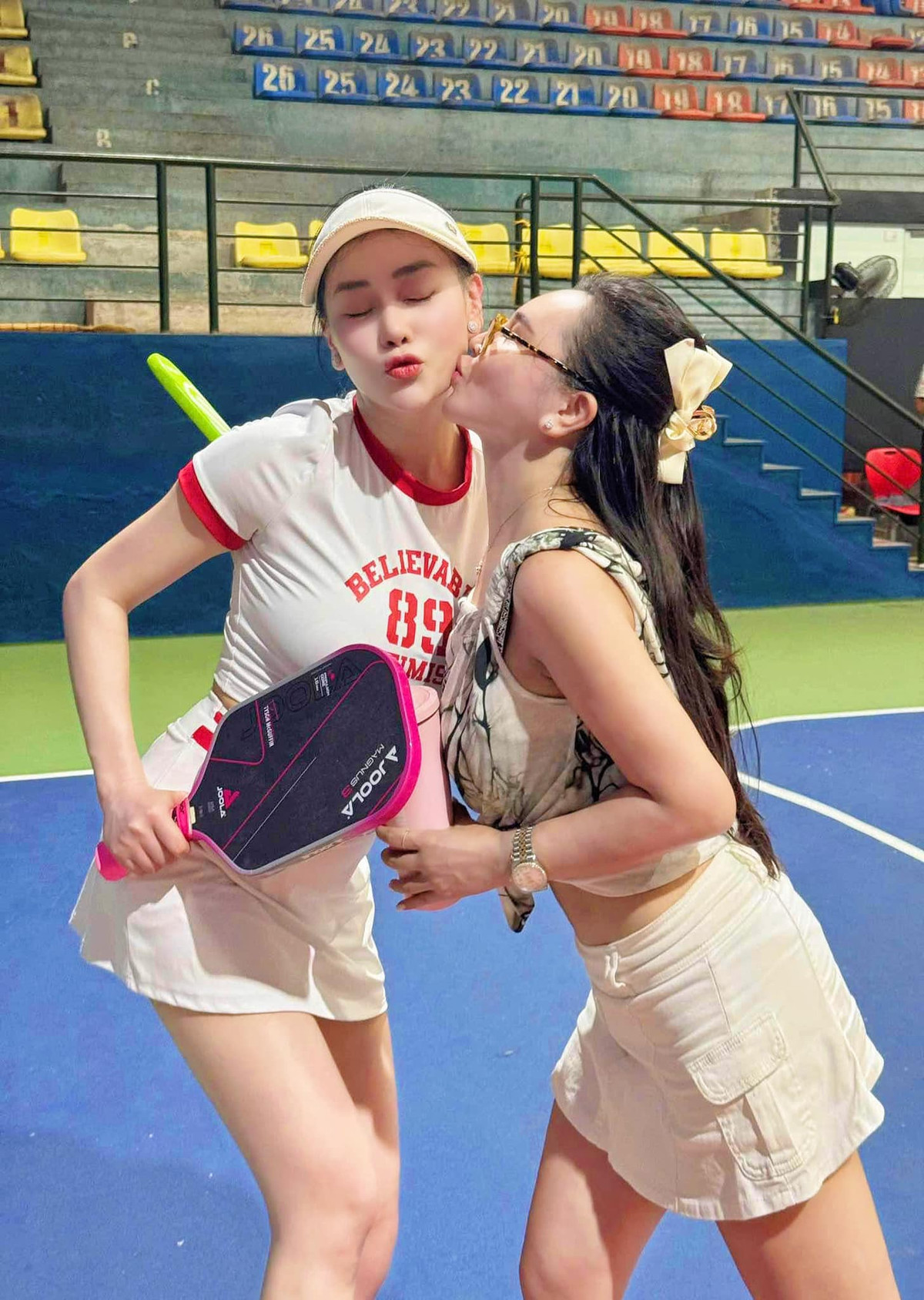 Phương Oanh tích cực tập luyện, từ Pickleball đến Yoga nên hiện tại đã về mức cân nặng 54-55kg và lấy lại vóc dáng như trước khi mang bầu. Tuy nhiên, vì con còn quá nhỏ nên cô chưa có kế hoạch trở lại đóng phim.