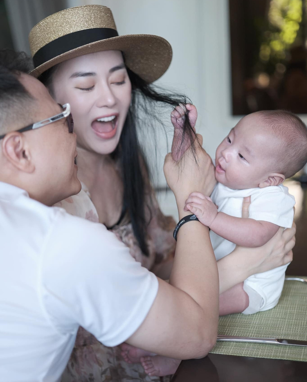 Jimmy rất nghịch và có sở thích túm tóc mẹ khiến nữ diễn viên nhiều lần dở khóc dở cười, phải nhờ Shark Bình "giải cứu".