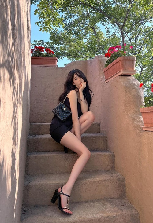 Vóc dáng của hot girl người Hàn Quốc đầy thanh thoát gợi cảm với đôi chân dài miên man, vòng hai nhỏ nhắn cùng "đôi gò bồng đảo" gợi cảm.