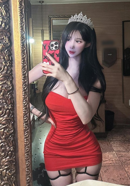 Aileen mặc táo bạo ở chốn riêng tư hoặc đi du lịch.