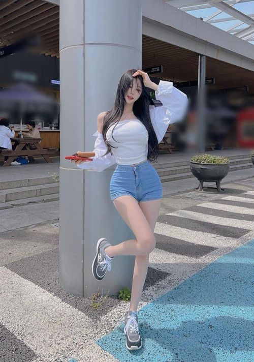 Aileen là hot girl thế hệ mới ở Hàn Quốc. Tờ báo Trung Quốc Sohu tán dương cô nàng sở hữu thân hình hoàn hảo, gương mặt thu hút.