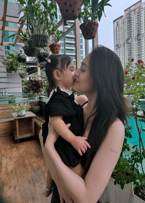 Sân vườn của Bảo Anh ngập tràn hoa. Ảnh: Instagram Bảo Anh.