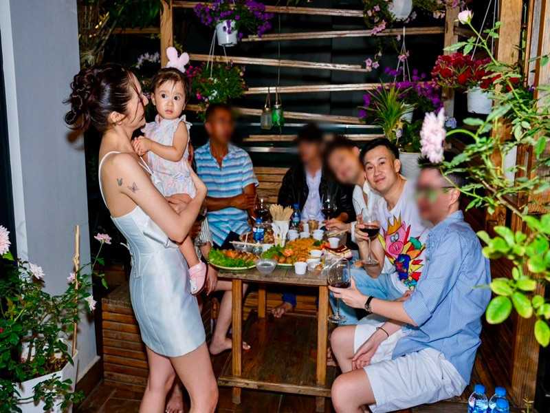 Bảo Anh mở tiệc mừng ở sân vườn khi con gái tròn 1 tuổi. Ảnh: FB Bảo Anh.