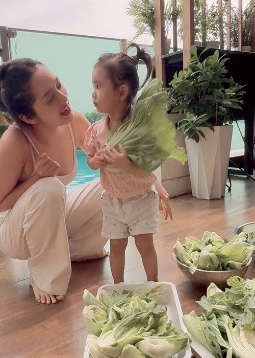 Bảo Anh cho biết, nhà của cô là căn duy nhất mở cửa ra có sân vườn và đi thẳng ra hồ bơi, nên như hồ bơi của riêng nhà mình. Ảnh: Instagram Bảo Anh.