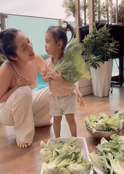 Bảo Anh cho biết, nhà của cô là căn duy nhất mở cửa ra có sân vườn và đi thẳng ra hồ bơi, nên như hồ bơi của riêng nhà mình. Ảnh: Instagram Bảo Anh.