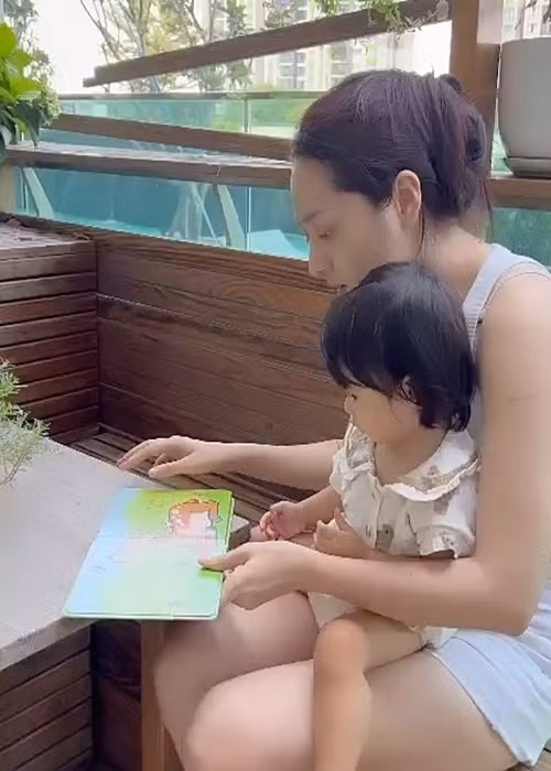 Nữ ca sĩ thường đọc sách cho con gái bên bể bơi. Ảnh: Instagram Bảo Anh.