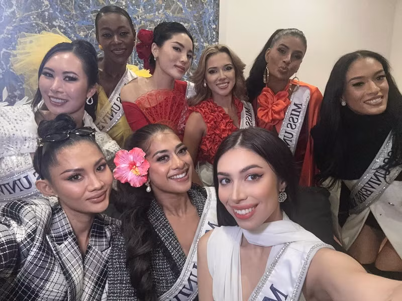 Kỳ Duyên cùng các mỹ nhân đến từ nhiều nơi trên thế giới vui vẻ chụp hình trong lần đầu gặp mặt. Ảnh: Fanpage Miss Universe.