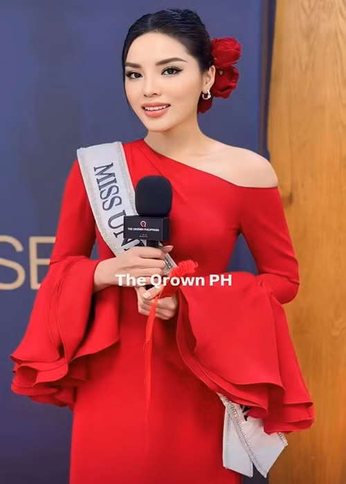 Cô trả lời phỏng vấn truyền thông tại Mexico bằng tiếng Anh. Ảnh: Fanpage Miss Universe.