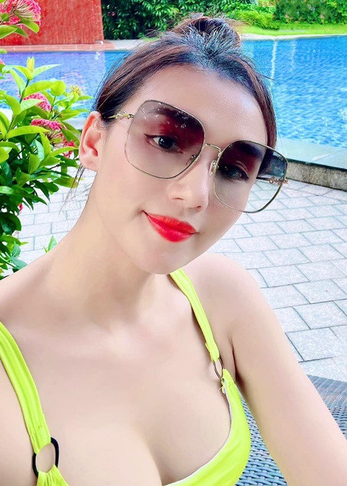 Nữ diễn viên phim Tình yêu và tham vọng chăm mặc áo tắm khoe vòng một. Ảnh: FB Lã Thanh Huyền.
