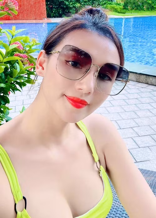 Nữ diễn viên phim Tình yêu và tham vọng chăm mặc áo tắm khoe vòng một. Ảnh: FB Lã Thanh Huyền.