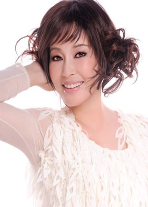 Người chồng đầu tiên của Lưu Hiểu Khánh là nghệ sĩ violin Vương Lập. Cả hai kết hôn vào năm 1975. Cả hai chung sống được 4 ngày rồi Lưu Hiểu Khánh bỏ nhà đi. Năm 1982, Lưu Hiểu Khánh và Vương Lập chính thức ly hôn. Ảnh: Người Lao Động.