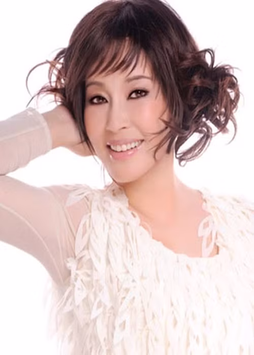 Người chồng đầu tiên của Lưu Hiểu Khánh là nghệ sĩ violin Vương Lập. Cả hai kết hôn vào năm 1975. Cả hai chung sống được 4 ngày rồi Lưu Hiểu Khánh bỏ nhà đi. Năm 1982, Lưu Hiểu Khánh và Vương Lập chính thức ly hôn. Ảnh: Người Lao Động.