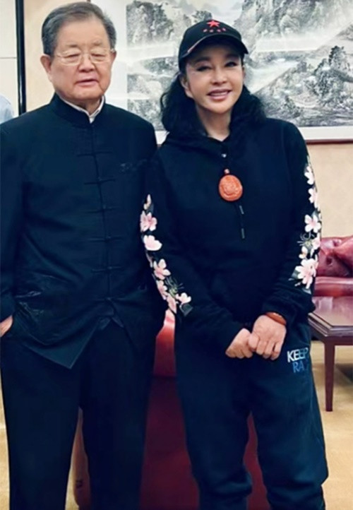 Theo Vietnamnet, Lưu Hiểu Khánh từng chia sẻ về doanh nhân Vương Hiểu Ngọc: "Anh ấy thường nói nếu anh ấy ra đi trước, mọi việc sau này tôi cứ theo ý mình mà làm còn ngược lại nếu tôi có mệnh hệ gì anh ấy nhất định sẽ đi theo tôi. Anh ấy thậm chí còn dặn dò em gái tôi rằng sau này dù thế nào cũng phải chôn chúng tôi cùng nhau”. Ảnh: Vietnamnet.