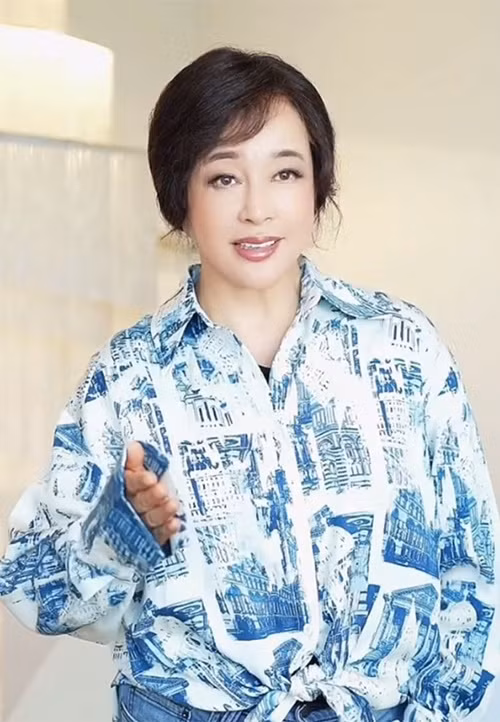 Theo Người Đưa Tin, người chồng thứ 4 của Lưu Hiểu Khánh tên Tôn Tương Quang (A Phong), kém bà 10 tuổi. Thời gian nữ diễn viên bị ngồi tù hơn 1 năm vì tội trốn thuế, A Phong thường xuyên đến thăm. Ảnh: Vietnamnet.