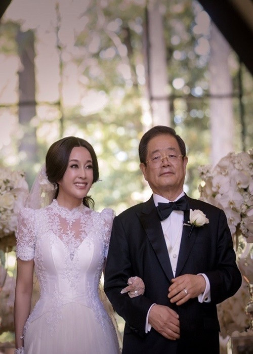 Theo Dân Việt, lần cuối cùng Lưu Hiểu Khánh nhắc đến người chồng thứ 4 là vào năm 2017, khi bà chia sẻ rằng, tình yêu của chồng dành cho mình là mãi mãi. Ảnh: Sức Khỏe Đời Sống.